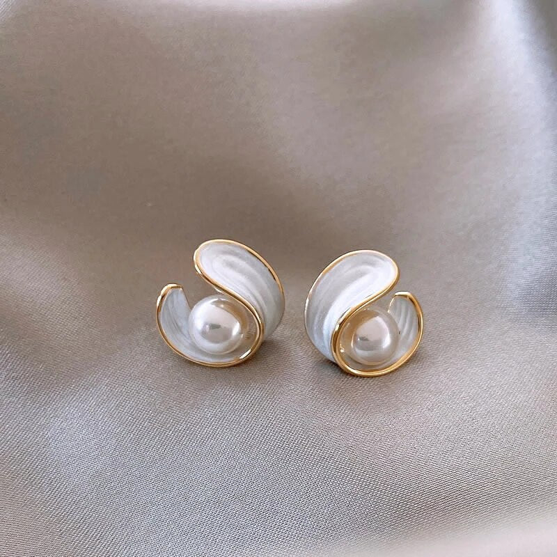 Luxuriöse Ohrringe mit weißem Opal und Perlen in Gold