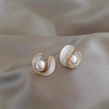 Luxuriöse Ohrringe mit weißem Opal und Perlen in Gold