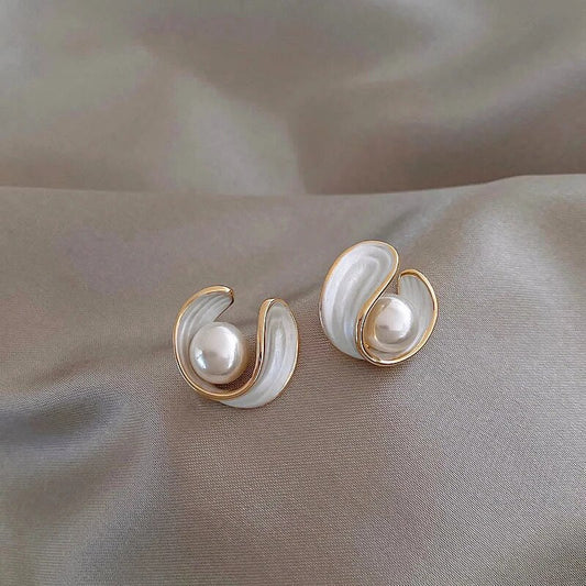 Luxuriöse Ohrringe mit weißem Opal und Perlen in Gold