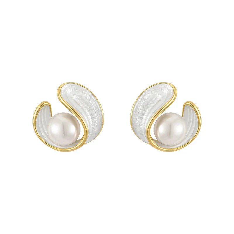 Luxuriöse Ohrringe mit weißem Opal und Perlen in Gold