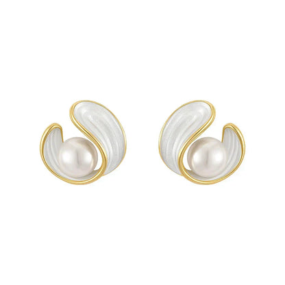 Luxuriöse Ohrringe mit weißem Opal und Perlen in Gold