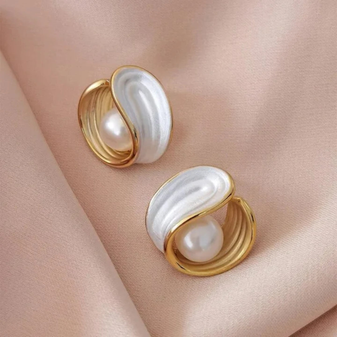 Luxuriöse Ohrringe mit weißem Opal und Perlen in Gold