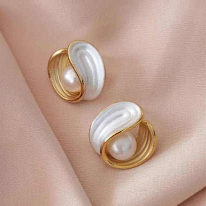 Luxuriöse Ohrringe mit weißem Opal und Perlen in Gold