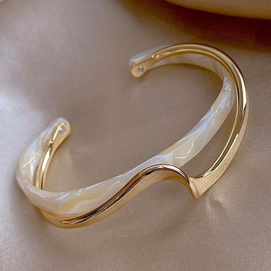 Elegantes goldenes Armband mit weißem Opal 