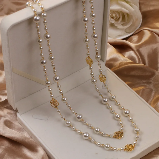 Elegante Halskette aus Gold und Perlen 